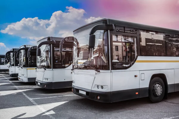 Autobuses Turísticos Grandes Aparcamiento Fondo Del Cielo Nublado — Foto de Stock