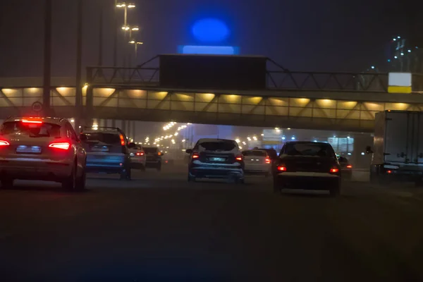 汽车在人行天桥下排成几排 漆黑的夜晚背景色 — 图库照片