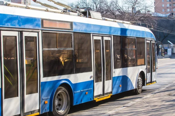 Blå Och Vit Modern Trådbuss Rör Sig Längs Stadens Gata — Stockfoto