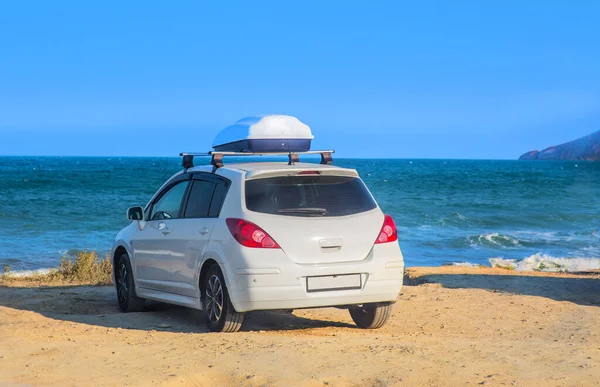 Машина Верхнем Багажнике Песчаном Пляже — стоковое фото
