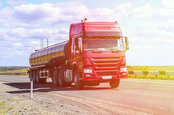 Duży Samochód Ciężarowy Paliwa Idzie Autostradzie Kraju — Zdjęcie stockowe
