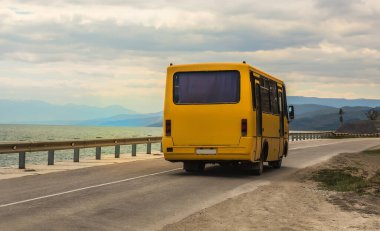 Otobüs sahil boyunca yol boyunca ilerliyor.