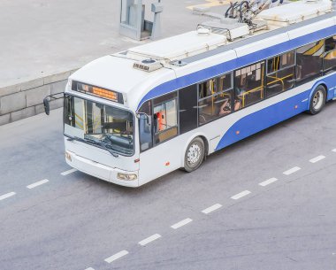 Tramvay şehrin üst manzarası boyunca hareket eder.