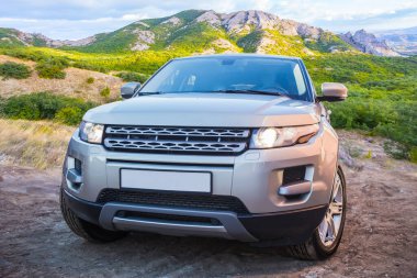 Yazın güzel bir dağlık alanda modern bir SUV. Yakın plan..