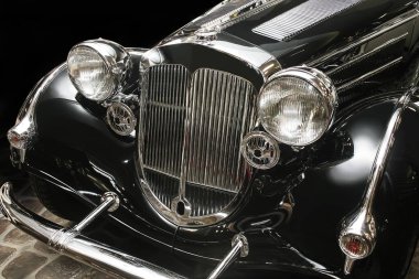 Eski lüks siyah araba koyu arka planda