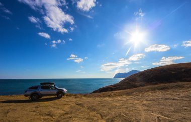Denizin yüksek kıyısındaki off-road aracı
