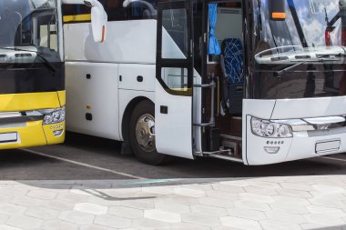 Otobüs durağındaki büyük turist otobüsleri