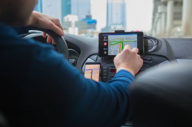 Arabadaki sürücü navigatörü kontrol ediyor. Yakın çekim bölümü