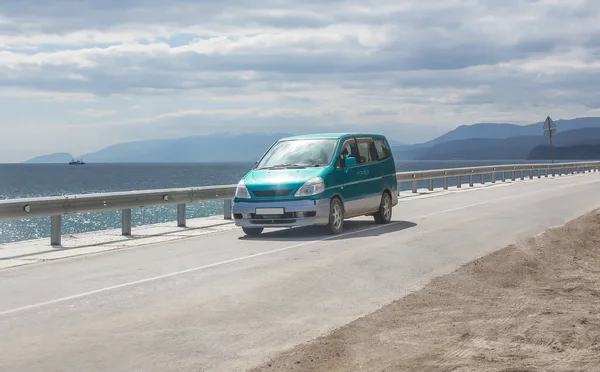 Minivan Pohybuje Silnici Podél Mořského Pobřeží — Stock fotografie