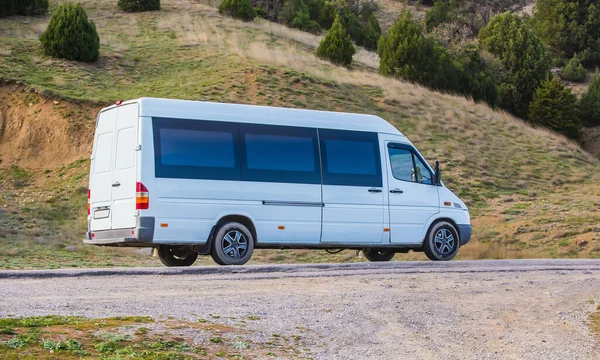 Minibus Rijdt Pittoreske Bergweg — Stockfoto