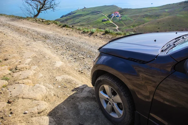 Road Auto Beweegt Langs Een Onverharde Bergweg Naar Zee — Stockfoto