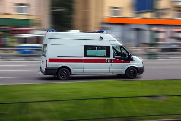 Carro Serviço Médico Emergência Vai Rua Cidade — Fotografia de Stock