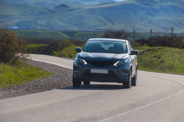 Coche Mueve Largo Camino Sinuoso Una Zona Montañosa —  Fotos de Stock