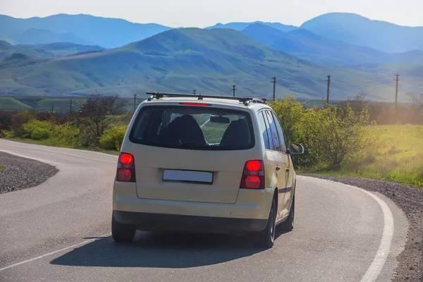 Minivan Dağlık Bir Bölgede Dolambaçlı Bir Yolda Ilerliyor — Stok fotoğraf