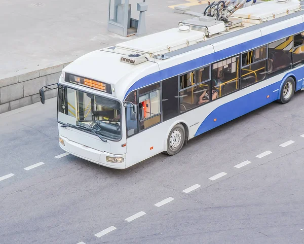 Тролейбус Рухається Вздовж Міської Вулиці Видом Зверху — стокове фото