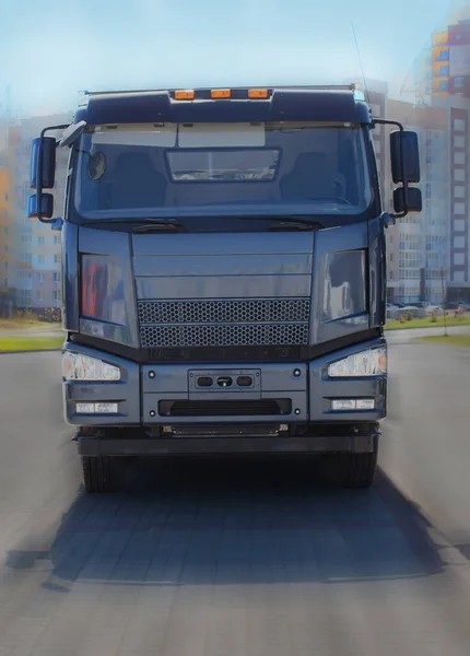 Lastbilen Rör Sig Nerför Gatan Staden Dagtid Framifrån Dimsyn — Stockfoto