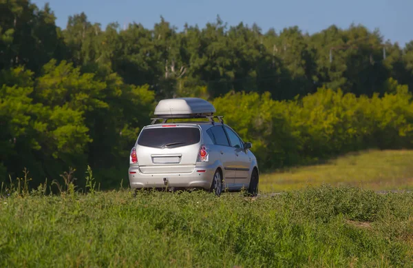 Autós Suv Csomagtartóval Tetején Mozog Vidéki Úton Egy Fényes Napsütéses — Stock Fotó