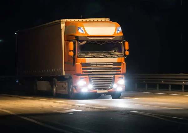 Camión Mueve Carretera Por Noche —  Fotos de Stock