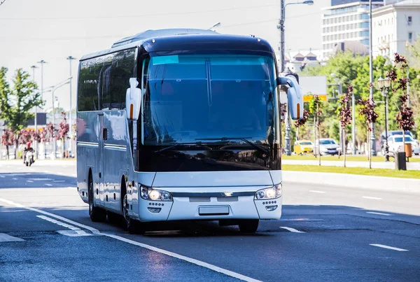 Туристичний Автобус Рухається Вниз Вулиці Міста — стокове фото