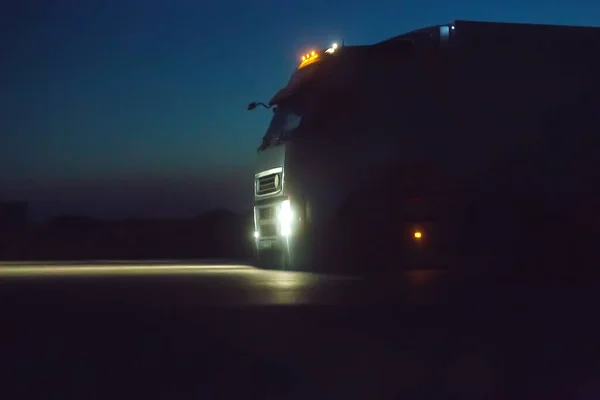 Camion Semi Remorque Déplaçant Nuit Sur Autoroute Gros Plan Mouvement — Photo