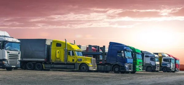 Вантажівки Парковці Поблизу Сільського Шосе — стокове фото
