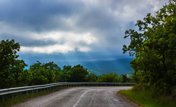 Nuvens Tempestade Sobre Uma Estrada Sinuosa Nas Montanhas — Fotografia de Stock