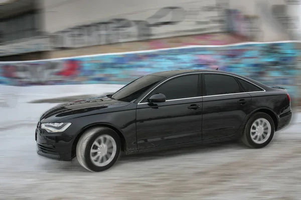 Schwarzer Luxuswagen Bewegt Sich Winter Der Stadt Auf Schneeglatter Straße — Stockfoto