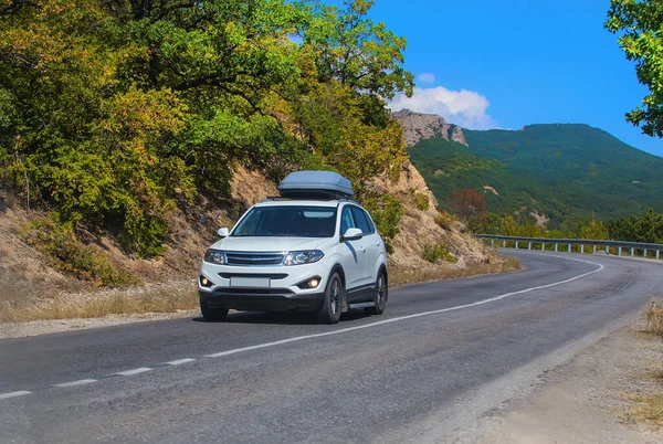 Yaz Aylarında Dağ Yolunda Bir Suv — Stok fotoğraf