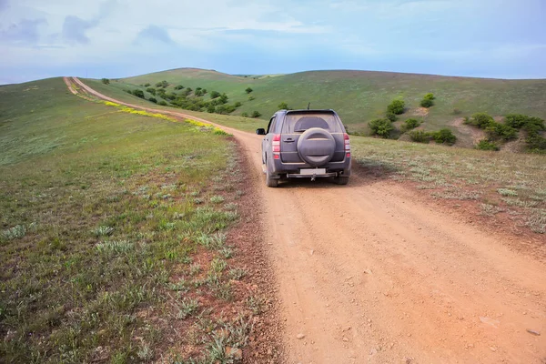 Road Car Sahile Giden Bir Dağ Yolunda Ilerliyor — Stok fotoğraf