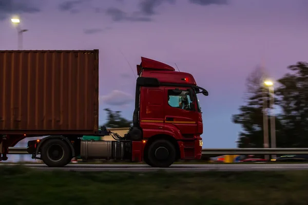 Camión Mueve Carretera Por Noche —  Fotos de Stock