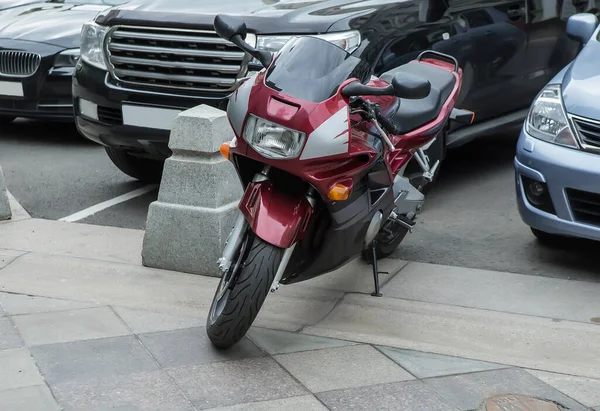 Motorfiets Auto Een Parkeerplaats Stad — Stockfoto