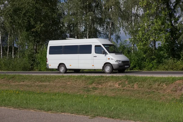 Minibus Gaat Landweg Langs Het Bos — Stockfoto