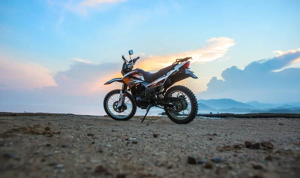 Motorfiets Aan Zee Bij Zonsondergang — Stockfoto