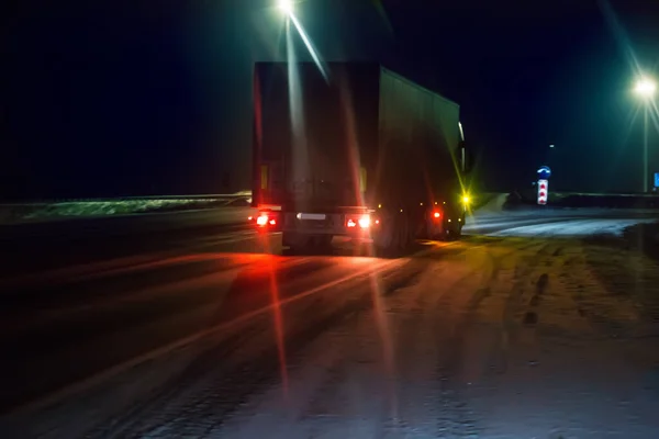 Ciężarówka Porusza Się Zimowej Drodze Nocy — Zdjęcie stockowe