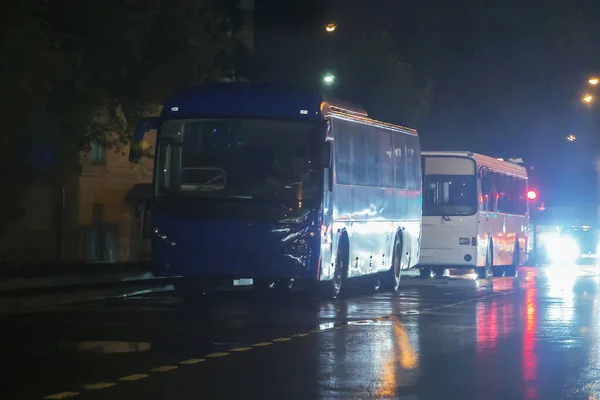 Autobuses Calle Por Noche Bajo Lluvia Ciudad — Foto de Stock
