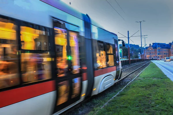 Вечером Сумерках Трамвай Движется Городской Улице Размытость Движений — стоковое фото