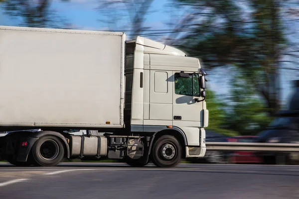Semi Truck Beweegt Snelweg Wazige Beweging — Stockfoto