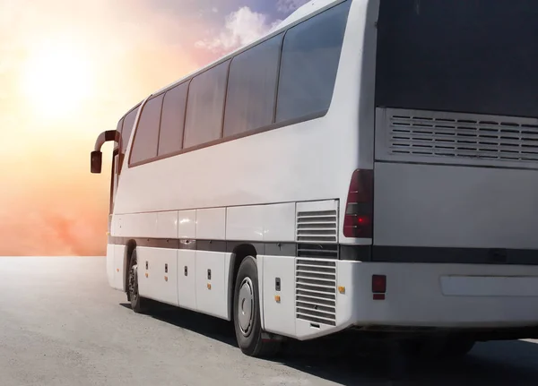 Touristenbus Fährt Bei Sonnenuntergang Unter Sonnigem Himmel Über Die Autobahn — Stockfoto