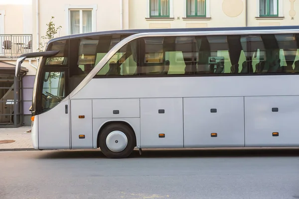 Turistbuss Rör Sig Nerför Gatan Staden — Stockfoto