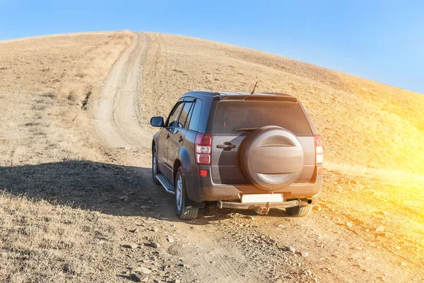 Suv Déplace Long Chemin Terre Sommet Une Colline — Photo