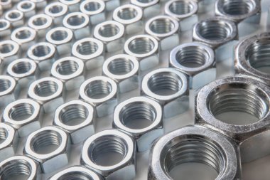 Farklı boyutlarda metal fındıklar. Yakın plan.