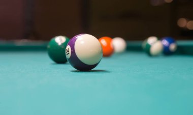 Bilardo masasında renkli bilardo topları. Yakın plan.
