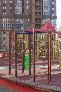 Bir apartmanın avlusunda çocuk parkı.