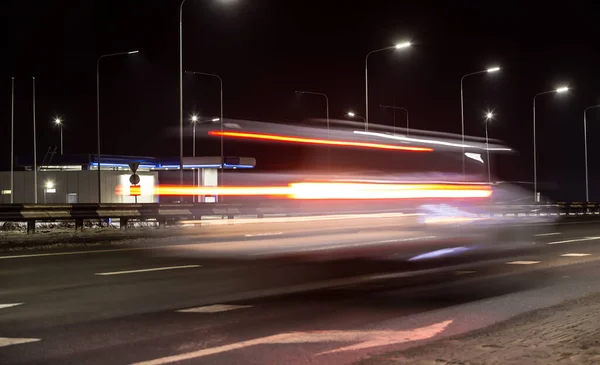 Samochód Porusza Się Nocą Wzdłuż Zimowej Autostrady Rozmycie Ruchu — Zdjęcie stockowe