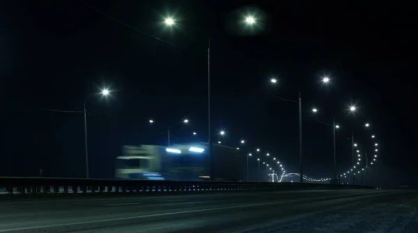 Caminhões Movem Noite Uma Estrada Suburbana Inverno — Fotografia de Stock