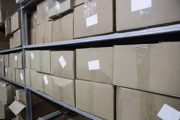 Depo Raflarında Karton Dikdörtgen Kutular — Stok fotoğraf