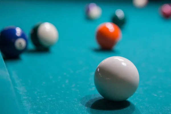 プールテーブルの上の色ビリヤードボール — ストック写真