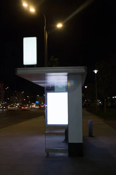 Автобусная Остановка Светящимися Рекламными Щитами Центре Города Ночью — стоковое фото