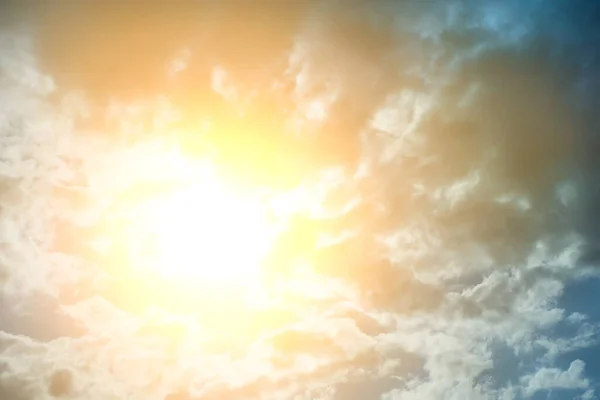 Niebiański Krajobraz Słońcem Pięknych Chmurach — Zdjęcie stockowe