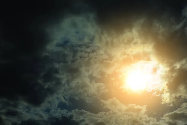 美しい雲の中に太陽と天の風景 — ストック写真